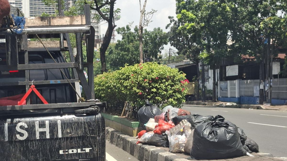 Tumpukan Sampah Memenuhi Separator Jalan Raya Serpong Tangsel
