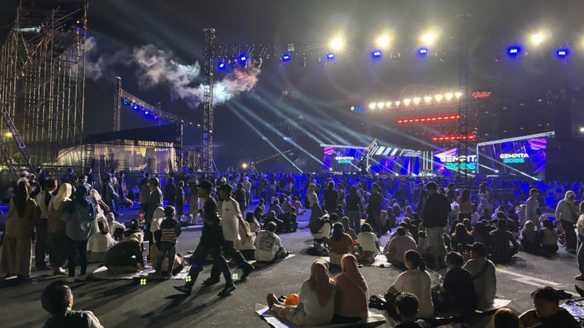 Ancol Ramai Pengunjung Malam Tahun Baru Meski Diguyur Hujan