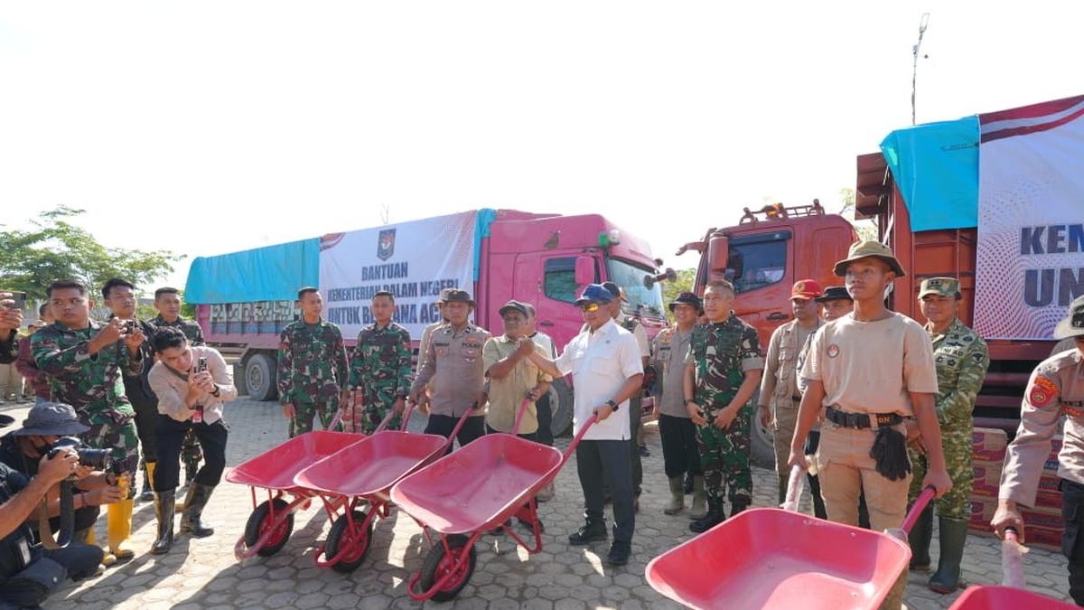Mendagri Serahkan Bantuan Gerobak dan Mie Instan untuk Aceh Tamiang