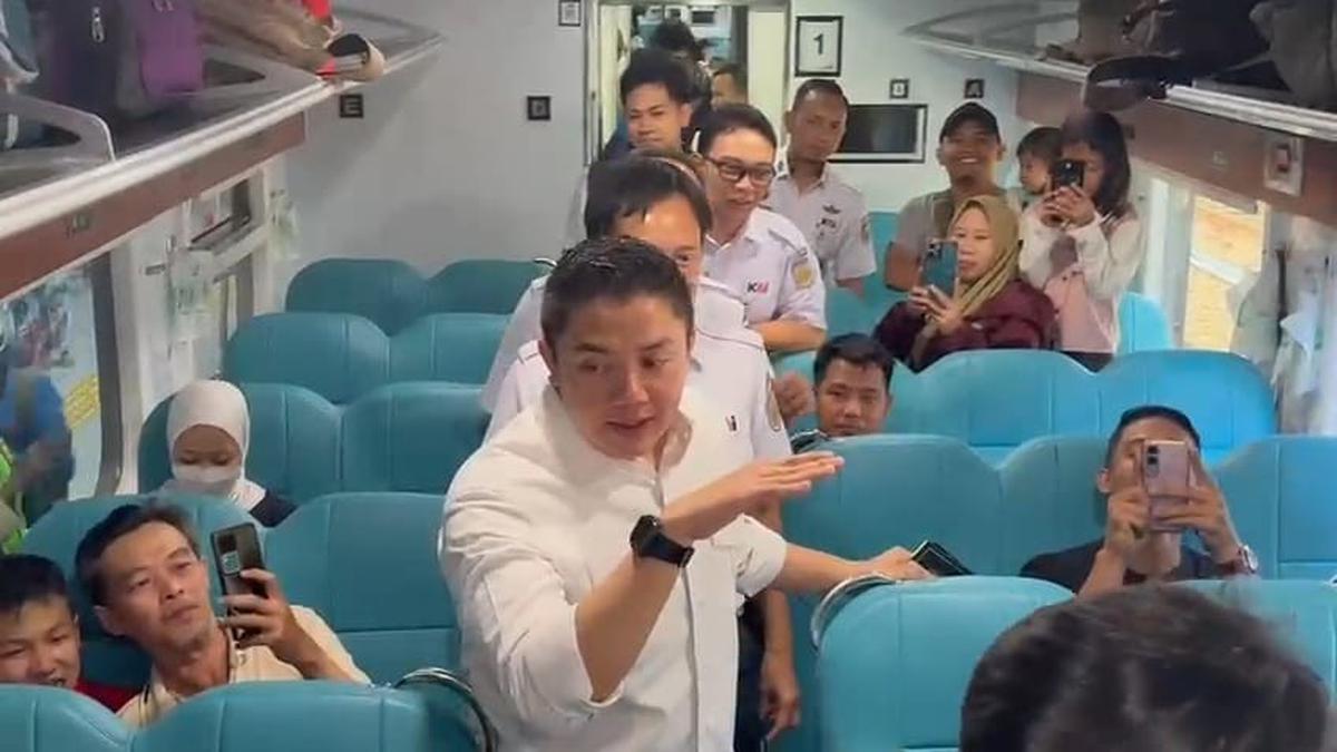 Seskab Tinjau Arus Mudik dan Kereta Ekonomi Kerakyatan di Senen