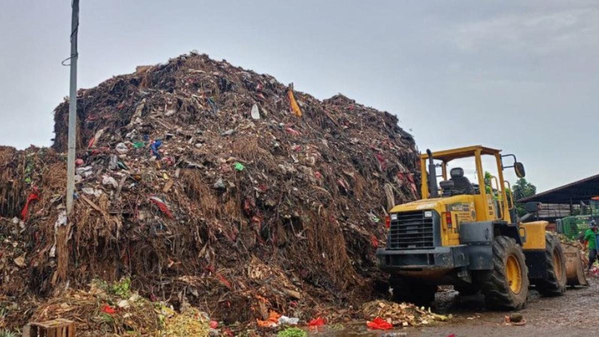 Tumpukan Sampah 6.970 Ton di Pasar Kramat Jati Ditangani